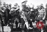 Standbild britische Truppen Vorbereiten für den Kampf in der Schlacht der Ancre Frankreich, 1916, aus Sekunde 18 historischem Filmmaterial Videoclip 65675028122