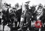 Standbild britische Truppen Vorbereiten für den Kampf in der Schlacht der Ancre Frankreich, 1916, aus Sekunde 19 historischem Filmmaterial Videoclip 65675028122