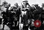 Standbild britische Truppen Vorbereiten für den Kampf in der Schlacht der Ancre Frankreich, 1916, aus Sekunde 20 historischem Filmmaterial Videoclip 65675028122