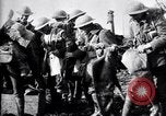 Standbild britische Truppen Vorbereiten für den Kampf in der Schlacht der Ancre Frankreich, 1916, aus Sekunde 22 historischem Filmmaterial Videoclip 65675028122