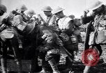 Standbild britische Truppen Vorbereiten für den Kampf in der Schlacht der Ancre Frankreich, 1916, aus Sekunde 25 historischem Filmmaterial Videoclip 65675028122