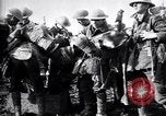 Standbild britische Truppen Vorbereiten für den Kampf in der Schlacht der Ancre Frankreich, 1916, aus Sekunde 26 historischem Filmmaterial Videoclip 65675028122