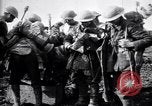 Standbild britische Truppen Vorbereiten für den Kampf in der Schlacht der Ancre Frankreich, 1916, aus Sekunde 27 historischem Filmmaterial Videoclip 65675028122