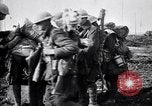 Standbild britische Truppen Vorbereiten für den Kampf in der Schlacht der Ancre Frankreich, 1916, aus Sekunde 28 historischem Filmmaterial Videoclip 65675028122