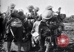 Standbild britische Truppen Vorbereiten für den Kampf in der Schlacht der Ancre Frankreich, 1916, aus Sekunde 30 historischem Filmmaterial Videoclip 65675028122