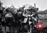Standbild britische Truppen Vorbereiten für den Kampf in der Schlacht der Ancre Frankreich, 1916, aus Sekunde 31 historischem Filmmaterial Videoclip 65675028122