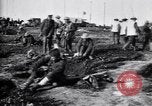 Standbild britische Truppen Vorbereiten für den Kampf in der Schlacht der Ancre Frankreich, 1916, aus Sekunde 37 historischem Filmmaterial Videoclip 65675028122