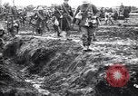 Standbild britische Truppen Vorbereiten für den Kampf in der Schlacht der Ancre Frankreich, 1916, aus Sekunde 44 historischem Filmmaterial Videoclip 65675028122