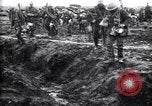 Standbild britische Truppen Vorbereiten für den Kampf in der Schlacht der Ancre Frankreich, 1916, aus Sekunde 45 historischem Filmmaterial Videoclip 65675028122