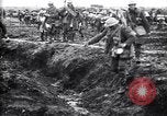 Standbild britische Truppen Vorbereiten für den Kampf in der Schlacht der Ancre Frankreich, 1916, aus Sekunde 46 historischem Filmmaterial Videoclip 65675028122