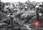 Standbild britische Truppen Vorbereiten für den Kampf in der Schlacht der Ancre Frankreich, 1916, aus Sekunde 48 historischem Filmmaterial Videoclip 65675028122