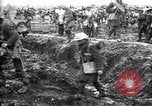 Standbild britische Truppen Vorbereiten für den Kampf in der Schlacht der Ancre Frankreich, 1916, aus Sekunde 49 historischem Filmmaterial Videoclip 65675028122