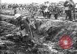 Standbild britische Truppen Vorbereiten für den Kampf in der Schlacht der Ancre Frankreich, 1916, aus Sekunde 50 historischem Filmmaterial Videoclip 65675028122