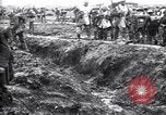 Standbild britische Truppen Vorbereiten für den Kampf in der Schlacht der Ancre Frankreich, 1916, aus Sekunde 52 historischem Filmmaterial Videoclip 65675028122