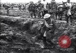 Standbild britische Truppen Vorbereiten für den Kampf in der Schlacht der Ancre Frankreich, 1916, aus Sekunde 54 historischem Filmmaterial Videoclip 65675028122