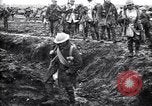 Standbild britische Truppen Vorbereiten für den Kampf in der Schlacht der Ancre Frankreich, 1916, aus Sekunde 55 historischem Filmmaterial Videoclip 65675028122