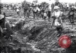 Standbild britische Truppen Vorbereiten für den Kampf in der Schlacht der Ancre Frankreich, 1916, aus Sekunde 56 historischem Filmmaterial Videoclip 65675028122