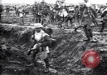 Standbild britische Truppen Vorbereiten für den Kampf in der Schlacht der Ancre Frankreich, 1916, aus Sekunde 57 historischem Filmmaterial Videoclip 65675028122