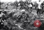 Standbild britische Truppen Vorbereiten für den Kampf in der Schlacht der Ancre Frankreich, 1916, aus Sekunde 58 historischem Filmmaterial Videoclip 65675028122