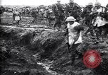 Standbild britische Truppen Vorbereiten für den Kampf in der Schlacht der Ancre Frankreich, 1916, aus Sekunde 60 historischem Filmmaterial Videoclip 65675028122