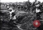 Standbild britische Truppen Vorbereiten für den Kampf in der Schlacht der Ancre Frankreich, 1916, aus Sekunde 61 historischem Filmmaterial Videoclip 65675028122
