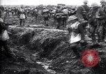 Standbild britische Truppen Vorbereiten für den Kampf in der Schlacht der Ancre Frankreich, 1916, aus Sekunde 62 historischem Filmmaterial Videoclip 65675028122
