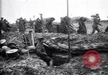 Standbild British gun Batterien in der Schlacht der Ancre Frankreich, 1916, aus Sekunde 37 historischem Filmmaterial Videoclip 65675028123