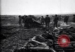 Standbild British gun Batterien in der Schlacht der Ancre Frankreich, 1916, aus Sekunde 59 historischem Filmmaterial Videoclip 65675028123