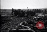 Standbild British gun Batterien in der Schlacht der Ancre Frankreich, 1916, aus Sekunde 61 historischem Filmmaterial Videoclip 65675028123