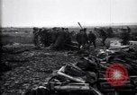 Standbild British gun Batterien in der Schlacht der Ancre Frankreich, 1916, aus Sekunde 62 historischem Filmmaterial Videoclip 65675028123