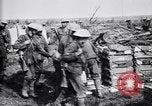 Standbild British 5th Army Truppen in der Schlacht der Ancre Frankreich, 1916, aus Sekunde 17 historischem Filmmaterial Videoclip 65675028124