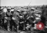 Standbild British 5th Army Truppen in der Schlacht der Ancre Frankreich, 1916, aus Sekunde 24 historischem Filmmaterial Videoclip 65675028124
