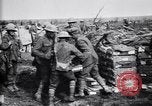 Standbild British 5th Army Truppen in der Schlacht der Ancre Frankreich, 1916, aus Sekunde 25 historischem Filmmaterial Videoclip 65675028124