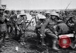 Standbild British 5th Army Truppen in der Schlacht der Ancre Frankreich, 1916, aus Sekunde 27 historischem Filmmaterial Videoclip 65675028124
