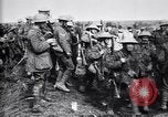 Standbild British 5th Army Truppen in der Schlacht der Ancre Frankreich, 1916, aus Sekunde 29 historischem Filmmaterial Videoclip 65675028124