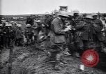 Standbild British 5th Army Truppen in der Schlacht der Ancre Frankreich, 1916, aus Sekunde 32 historischem Filmmaterial Videoclip 65675028124