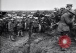 Standbild British 5th Army Truppen in der Schlacht der Ancre Frankreich, 1916, aus Sekunde 35 historischem Filmmaterial Videoclip 65675028124