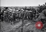 Standbild British 5th Army Truppen in der Schlacht der Ancre Frankreich, 1916, aus Sekunde 36 historischem Filmmaterial Videoclip 65675028124