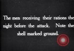Standbild britische Truppen Rationen erhalten bei der Schlacht von Ancre Frankreich, 1916, aus Sekunde 3 historischem Filmmaterial Videoclip 65675028125