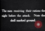 Standbild britische Truppen Rationen erhalten bei der Schlacht von Ancre Frankreich, 1916, aus Sekunde 4 historischem Filmmaterial Videoclip 65675028125
