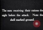Standbild britische Truppen Rationen erhalten bei der Schlacht von Ancre Frankreich, 1916, aus Sekunde 5 historischem Filmmaterial Videoclip 65675028125