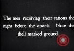 Standbild britische Truppen Rationen erhalten bei der Schlacht von Ancre Frankreich, 1916, aus Sekunde 6 historischem Filmmaterial Videoclip 65675028125