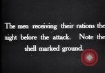 Standbild britische Truppen Rationen erhalten bei der Schlacht von Ancre Frankreich, 1916, aus Sekunde 7 historischem Filmmaterial Videoclip 65675028125