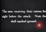 Standbild britische Truppen Rationen erhalten bei der Schlacht von Ancre Frankreich, 1916, aus Sekunde 8 historischem Filmmaterial Videoclip 65675028125