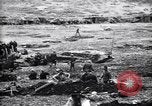 Standbild britische Truppen Rationen erhalten bei der Schlacht von Ancre Frankreich, 1916, aus Sekunde 10 historischem Filmmaterial Videoclip 65675028125