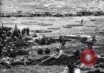 Standbild britische Truppen Rationen erhalten bei der Schlacht von Ancre Frankreich, 1916, aus Sekunde 12 historischem Filmmaterial Videoclip 65675028125