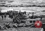 Standbild britische Truppen Rationen erhalten bei der Schlacht von Ancre Frankreich, 1916, aus Sekunde 16 historischem Filmmaterial Videoclip 65675028125