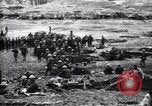 Standbild britische Truppen Rationen erhalten bei der Schlacht von Ancre Frankreich, 1916, aus Sekunde 17 historischem Filmmaterial Videoclip 65675028125