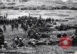 Standbild britische Truppen Rationen erhalten bei der Schlacht von Ancre Frankreich, 1916, aus Sekunde 18 historischem Filmmaterial Videoclip 65675028125