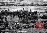 Standbild britische Truppen Rationen erhalten bei der Schlacht von Ancre Frankreich, 1916, aus Sekunde 20 historischem Filmmaterial Videoclip 65675028125